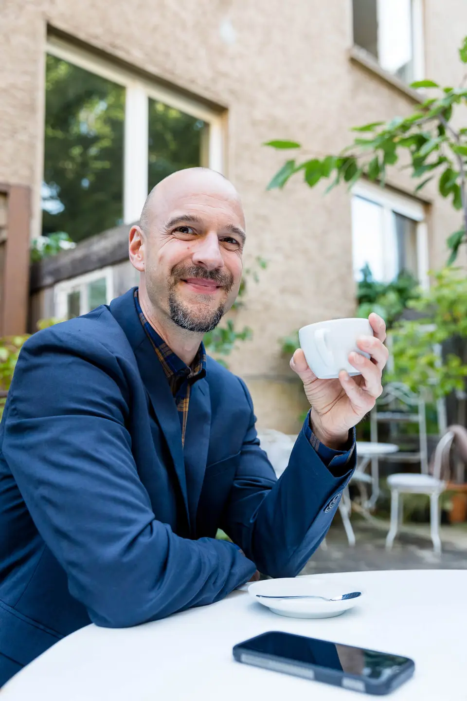 Thorsten Schmitt im Gespräch bei einer Tasse Kaffee
