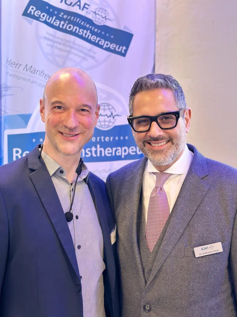 Thorsten Schmitt im Austausch mit einem Kollegen auf einer Fachveranstaltung