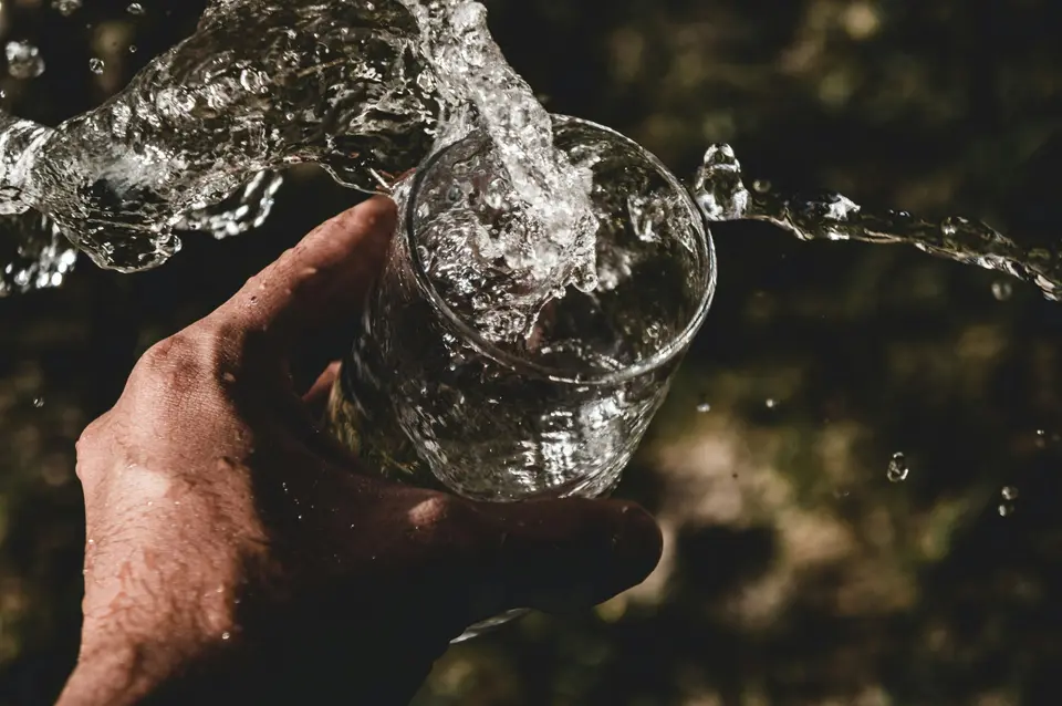 Mikroplastik im Trinkwasser erkennen und filtern