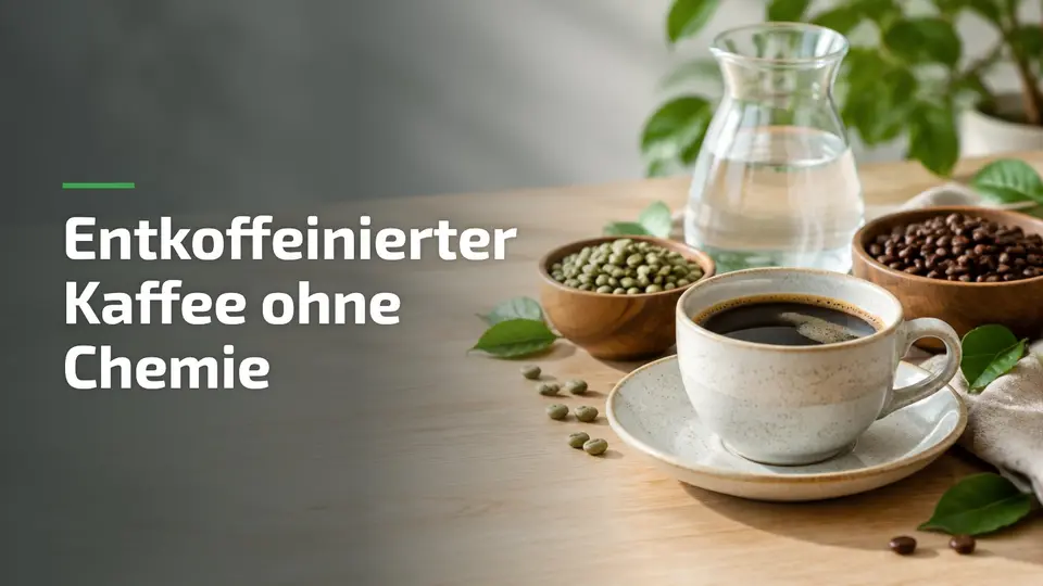 Entkoffeinierter Kaffee ohne Chemie: Tasse Kaffee mit grünen und gerösteten Bohnen